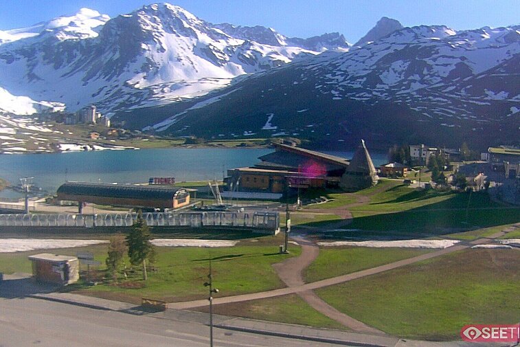 Superb panoramic webcam view over the expansive Tignes ski area and Espace Killy. The camera is situated at the Hotel Le Refuge, in the centre of Tignes Le Lac.