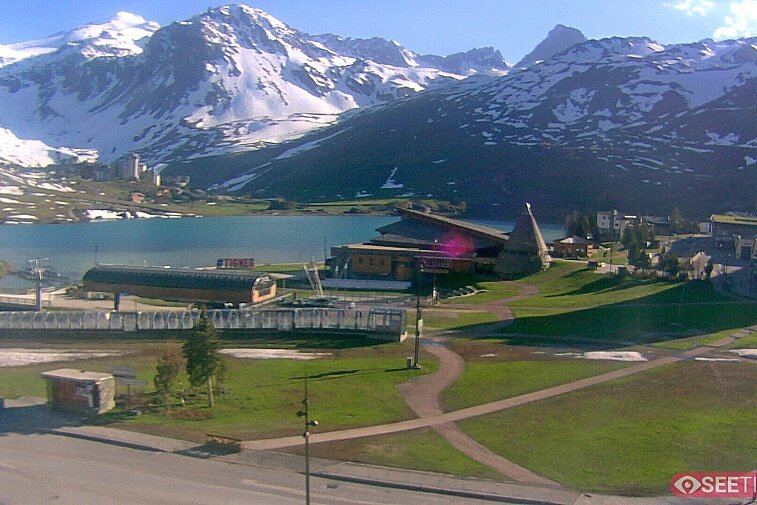 Superb panoramic webcam view over the expansive Tignes ski area and Espace Killy. The camera is situated at the Hotel Le Refuge, in the centre of Tignes Le Lac.