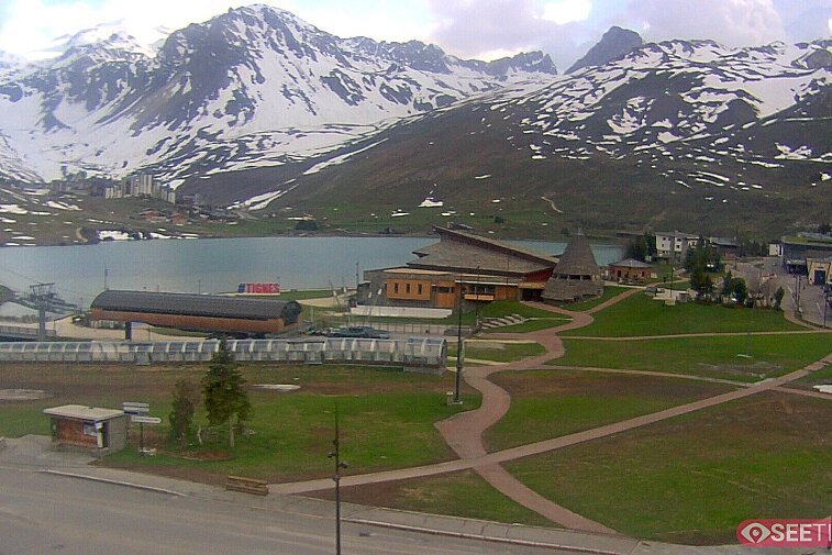 Superb panoramic webcam view over the expansive Tignes ski area and Espace Killy. The camera is situated at the Hotel Le Refuge, in the centre of Tignes Le Lac.