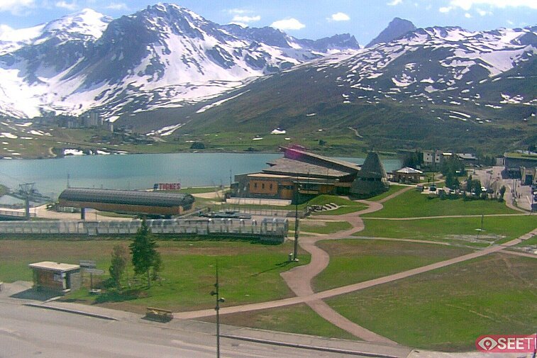 Superb panoramic webcam view over the expansive Tignes ski area and Espace Killy. The camera is situated at the Hotel Le Refuge, in the centre of Tignes Le Lac.
