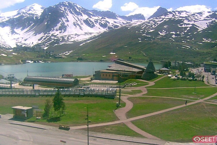 Superb panoramic webcam view over the expansive Tignes ski area and Espace Killy. The camera is situated at the Hotel Le Refuge, in the centre of Tignes Le Lac.