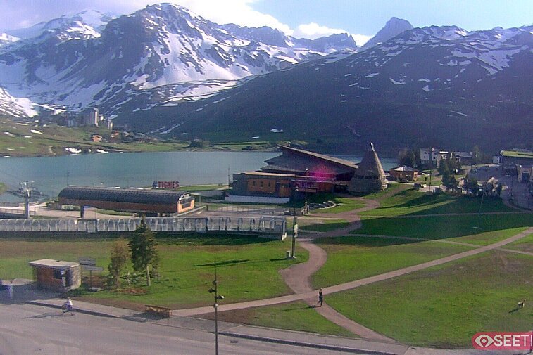 Superb panoramic webcam view over the expansive Tignes ski area and Espace Killy. The camera is situated at the Hotel Le Refuge, in the centre of Tignes Le Lac.