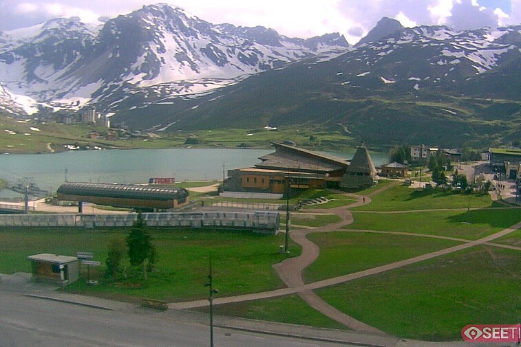 Superb panoramic webcam view over the expansive Tignes ski area and Espace Killy. The camera is situated at the Hotel Le Refuge, in the centre of Tignes Le Lac.