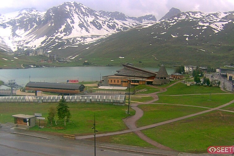 Superb panoramic webcam view over the expansive Tignes ski area and Espace Killy. The camera is situated at the Hotel Le Refuge, in the centre of Tignes Le Lac.