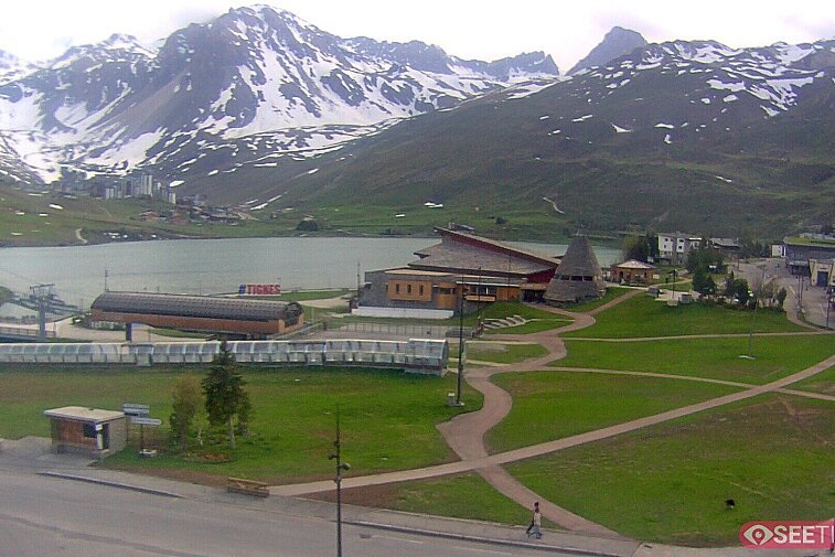 Superb panoramic webcam view over the expansive Tignes ski area and Espace Killy. The camera is situated at the Hotel Le Refuge, in the centre of Tignes Le Lac.