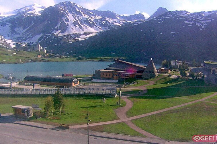 Superb panoramic webcam view over the expansive Tignes ski area and Espace Killy. The camera is situated at the Hotel Le Refuge, in the centre of Tignes Le Lac.