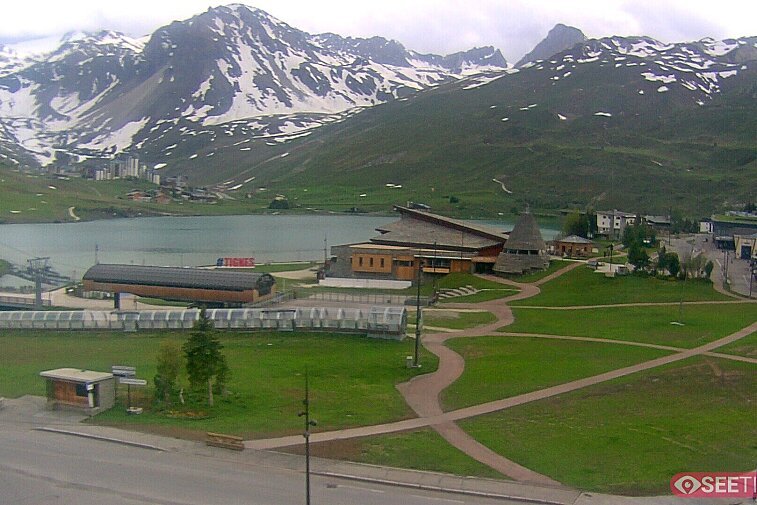 Superb panoramic webcam view over the expansive Tignes ski area and Espace Killy. The camera is situated at the Hotel Le Refuge, in the centre of Tignes Le Lac.