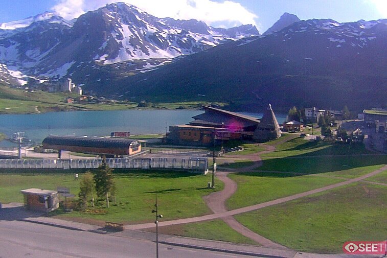 Superb panoramic webcam view over the expansive Tignes ski area and Espace Killy. The camera is situated at the Hotel Le Refuge, in the centre of Tignes Le Lac.