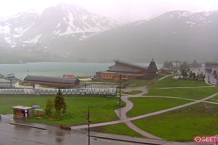 Superb panoramic webcam view over the expansive Tignes ski area and Espace Killy. The camera is situated at the Hotel Le Refuge, in the centre of Tignes Le Lac.