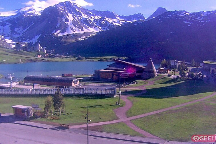 Superb panoramic webcam view over the expansive Tignes ski area and Espace Killy. The camera is situated at the Hotel Le Refuge, in the centre of Tignes Le Lac.