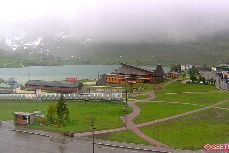 Superb panoramic webcam view over the expansive Tignes ski area and Espace Killy. The camera is situated at the Hotel Le Refuge, in the centre of Tignes Le Lac.