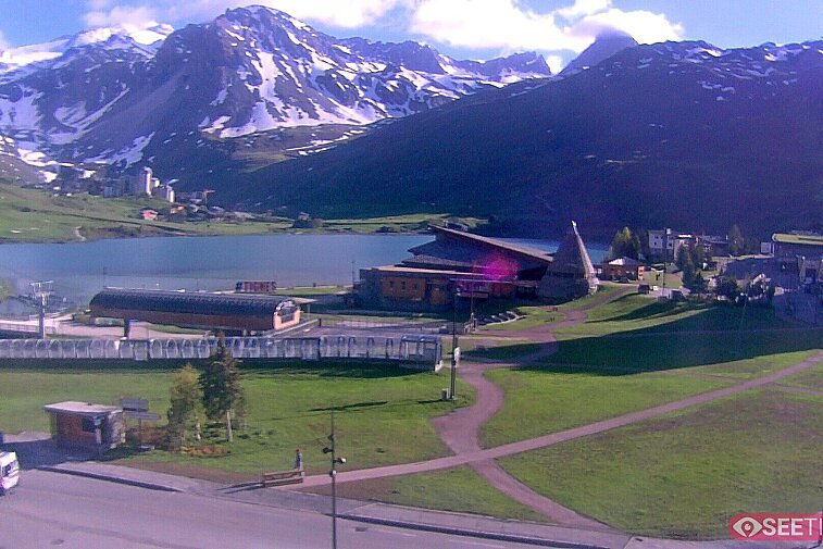 Superb panoramic webcam view over the expansive Tignes ski area and Espace Killy. The camera is situated at the Hotel Le Refuge, in the centre of Tignes Le Lac.