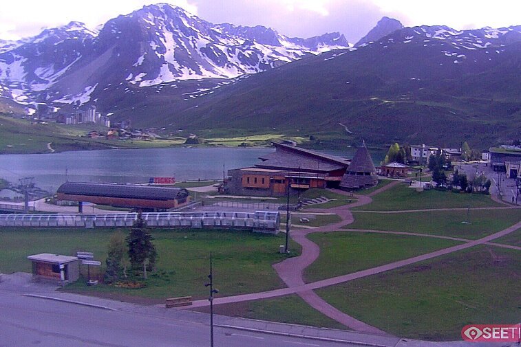 Superb panoramic webcam view over the expansive Tignes ski area and Espace Killy. The camera is situated at the Hotel Le Refuge, in the centre of Tignes Le Lac.