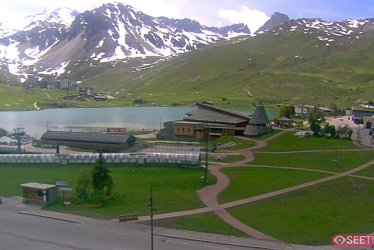 Superb panoramic webcam view over the expansive Tignes ski area and Espace Killy. The camera is situated at the Hotel Le Refuge, in the centre of Tignes Le Lac.