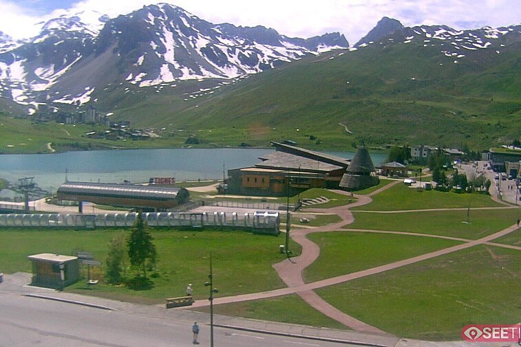 Superb panoramic webcam view over the expansive Tignes ski area and Espace Killy. The camera is situated at the Hotel Le Refuge, in the centre of Tignes Le Lac.