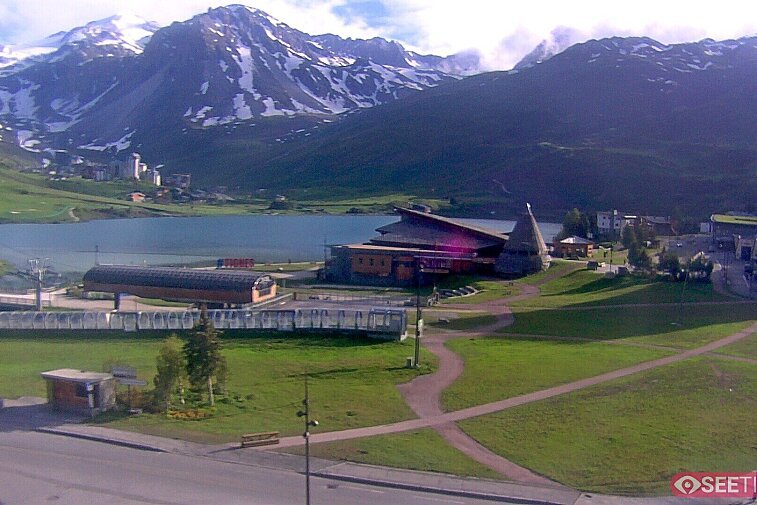 Superb panoramic webcam view over the expansive Tignes ski area and Espace Killy. The camera is situated at the Hotel Le Refuge, in the centre of Tignes Le Lac.