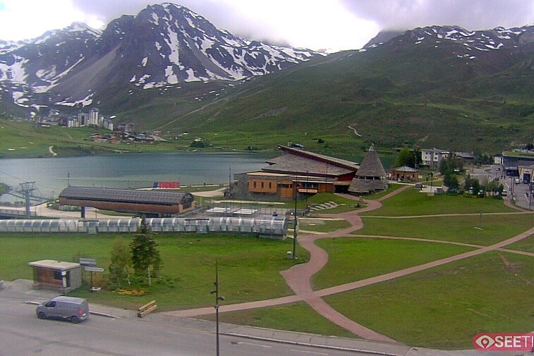 Superb panoramic webcam view over the expansive Tignes ski area and Espace Killy. The camera is situated at the Hotel Le Refuge, in the centre of Tignes Le Lac.