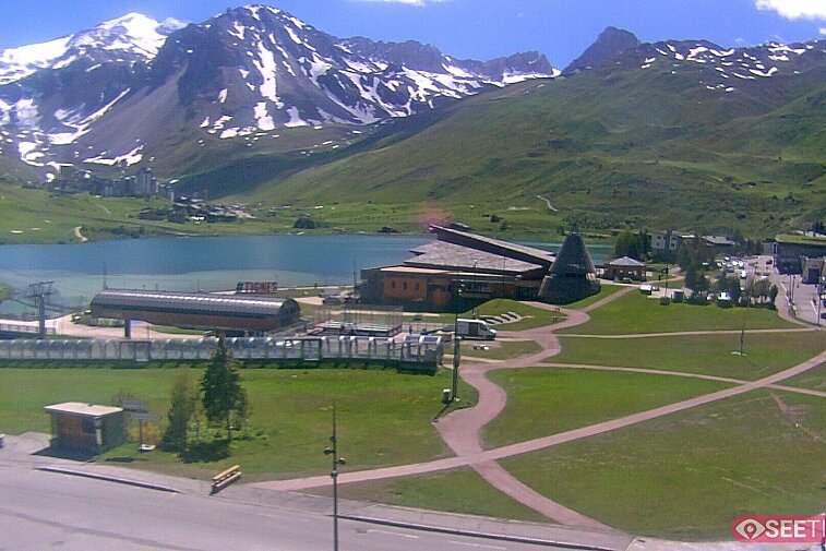 Superb panoramic webcam view over the expansive Tignes ski area and Espace Killy. The camera is situated at the Hotel Le Refuge, in the centre of Tignes Le Lac.