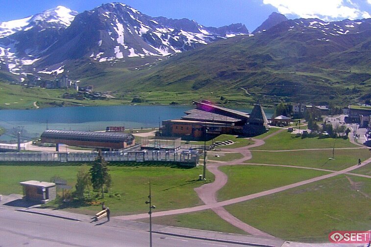 Superb panoramic webcam view over the expansive Tignes ski area and Espace Killy. The camera is situated at the Hotel Le Refuge, in the centre of Tignes Le Lac.
