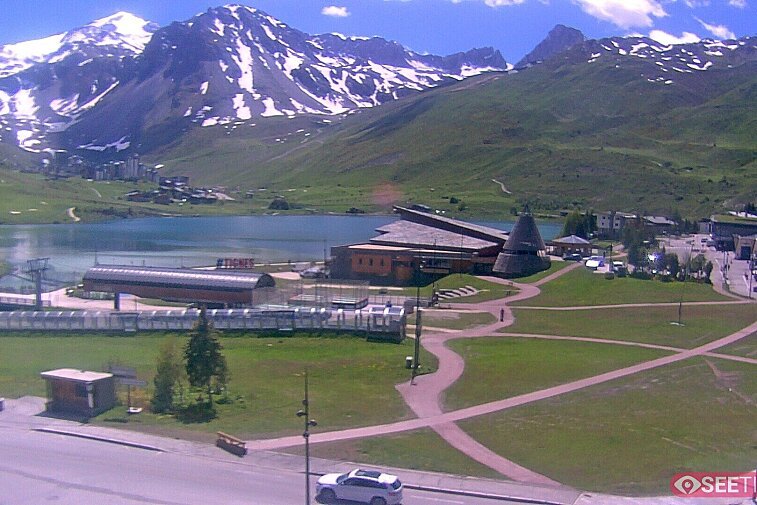 Superb panoramic webcam view over the expansive Tignes ski area and Espace Killy. The camera is situated at the Hotel Le Refuge, in the centre of Tignes Le Lac.