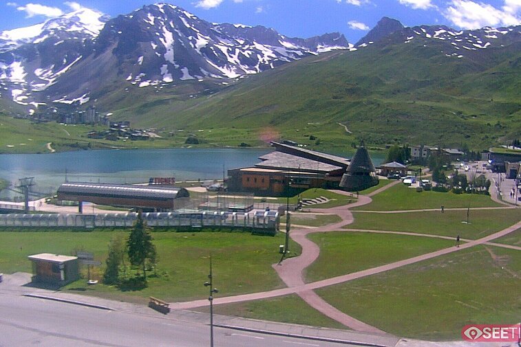 Superb panoramic webcam view over the expansive Tignes ski area and Espace Killy. The camera is situated at the Hotel Le Refuge, in the centre of Tignes Le Lac.