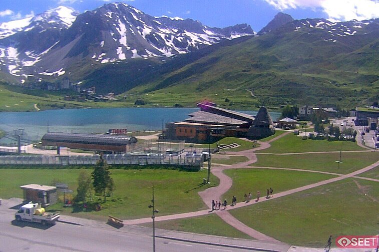 Superb panoramic webcam view over the expansive Tignes ski area and Espace Killy. The camera is situated at the Hotel Le Refuge, in the centre of Tignes Le Lac.