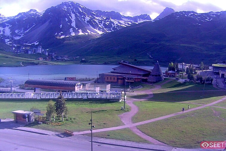 Superb panoramic webcam view over the expansive Tignes ski area and Espace Killy. The camera is situated at the Hotel Le Refuge, in the centre of Tignes Le Lac.