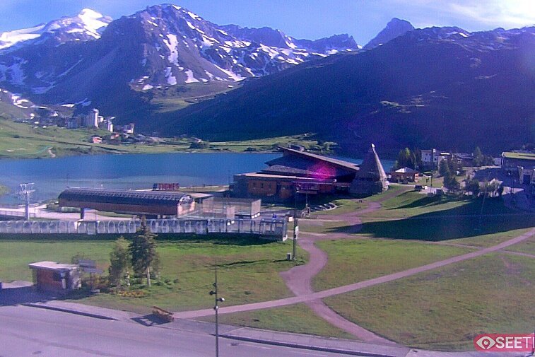 Superb panoramic webcam view over the expansive Tignes ski area and Espace Killy. The camera is situated at the Hotel Le Refuge, in the centre of Tignes Le Lac.