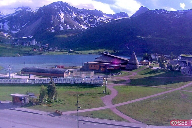 Superb panoramic webcam view over the expansive Tignes ski area and Espace Killy. The camera is situated at the Hotel Le Refuge, in the centre of Tignes Le Lac.