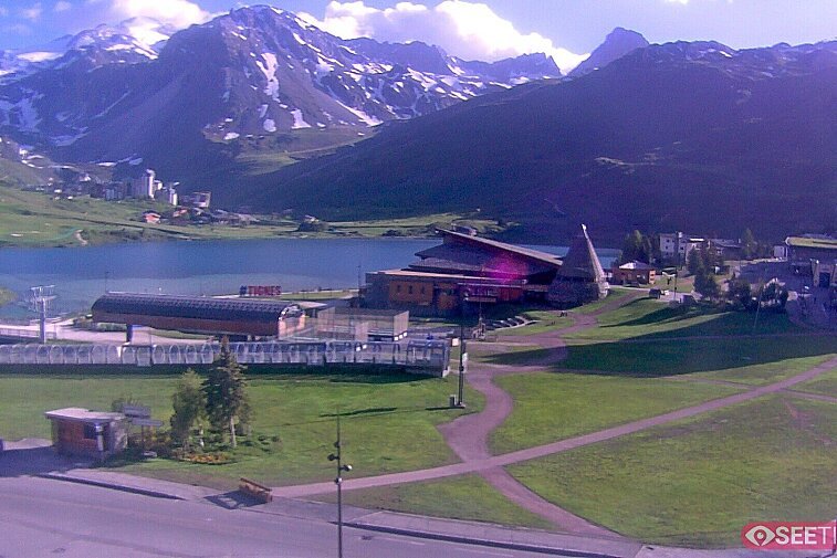 Superb panoramic webcam view over the expansive Tignes ski area and Espace Killy. The camera is situated at the Hotel Le Refuge, in the centre of Tignes Le Lac.