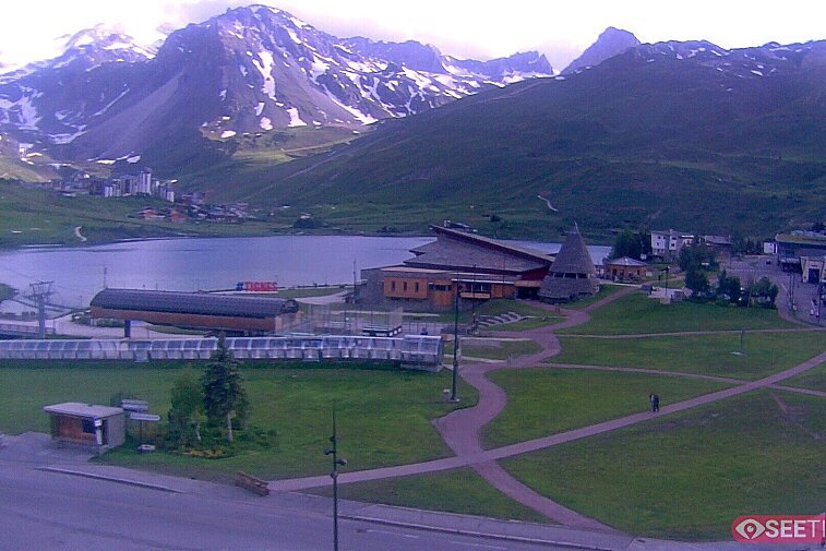 Superb panoramic webcam view over the expansive Tignes ski area and Espace Killy. The camera is situated at the Hotel Le Refuge, in the centre of Tignes Le Lac.
