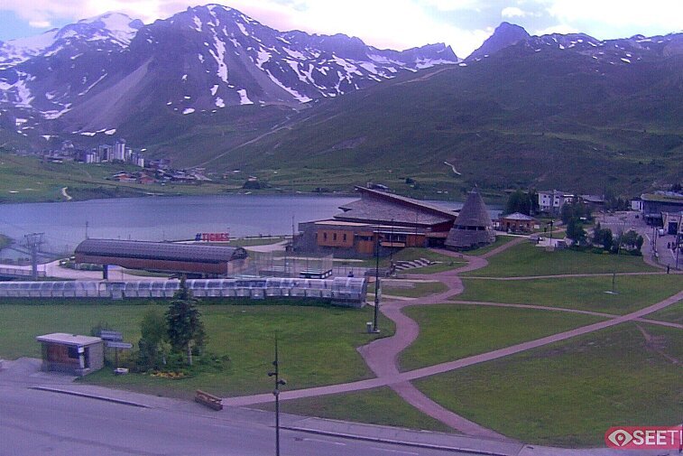 Superb panoramic webcam view over the expansive Tignes ski area and Espace Killy. The camera is situated at the Hotel Le Refuge, in the centre of Tignes Le Lac.