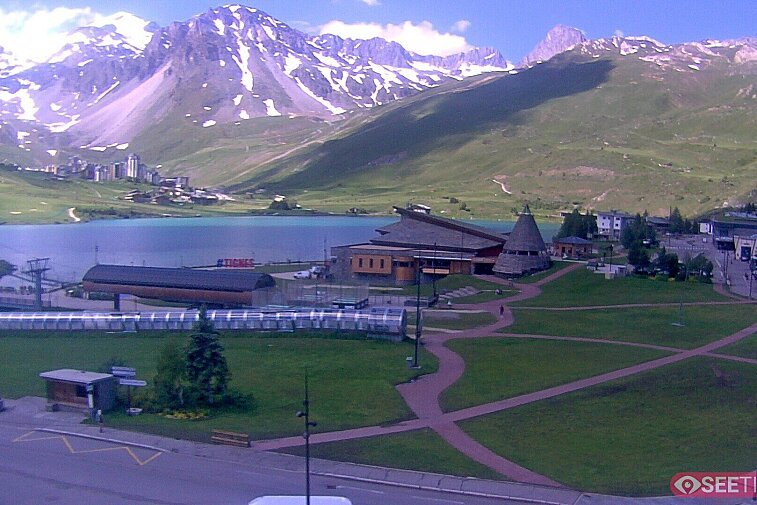 Superb panoramic webcam view over the expansive Tignes ski area and Espace Killy. The camera is situated at the Hotel Le Refuge, in the centre of Tignes Le Lac.