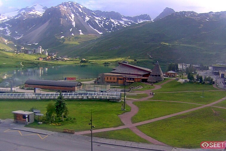 Superb panoramic webcam view over the expansive Tignes ski area and Espace Killy. The camera is situated at the Hotel Le Refuge, in the centre of Tignes Le Lac.