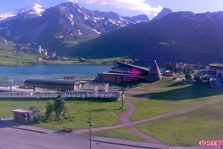 Superb panoramic webcam view over the expansive Tignes ski area and Espace Killy. The camera is situated at the Hotel Le Refuge, in the centre of Tignes Le Lac.