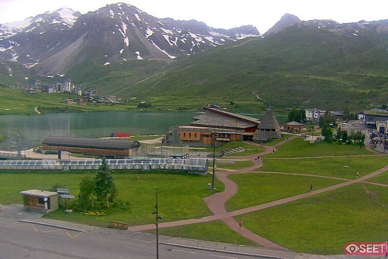Superb panoramic webcam view over the expansive Tignes ski area and Espace Killy. The camera is situated at the Hotel Le Refuge, in the centre of Tignes Le Lac.
