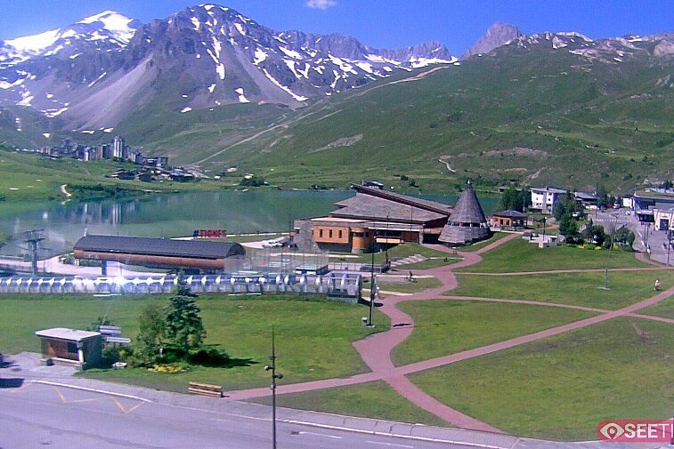 Superb panoramic webcam view over the expansive Tignes ski area and Espace Killy. The camera is situated at the Hotel Le Refuge, in the centre of Tignes Le Lac.