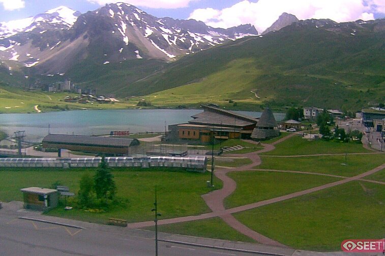 Superb panoramic webcam view over the expansive Tignes ski area and Espace Killy. The camera is situated at the Hotel Le Refuge, in the centre of Tignes Le Lac.
