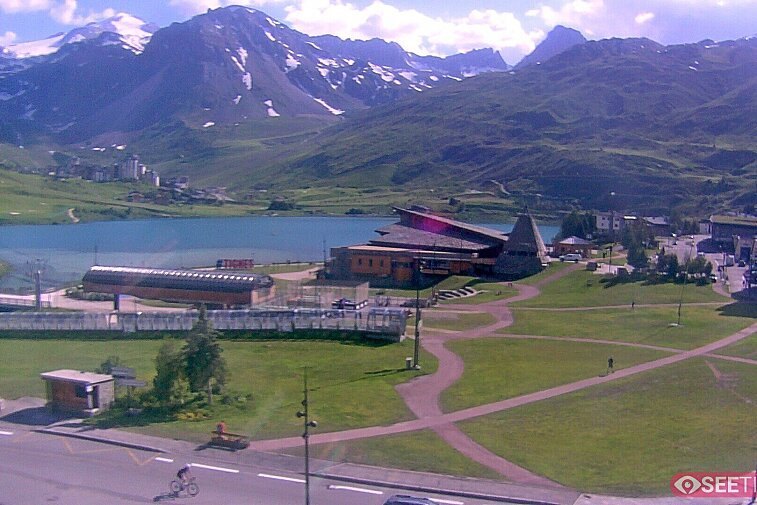 Superb panoramic webcam view over the expansive Tignes ski area and Espace Killy. The camera is situated at the Hotel Le Refuge, in the centre of Tignes Le Lac.