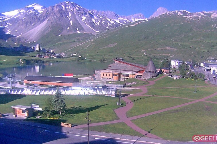 Superb panoramic webcam view over the expansive Tignes ski area and Espace Killy. The camera is situated at the Hotel Le Refuge, in the centre of Tignes Le Lac.