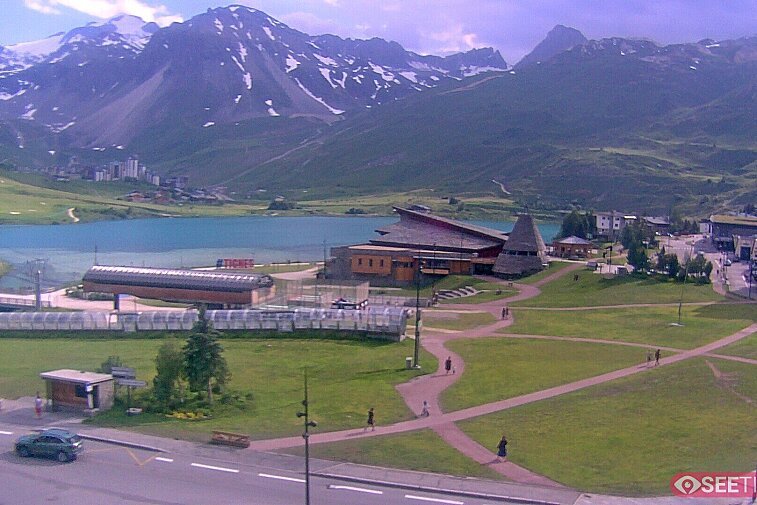 Superb panoramic webcam view over the expansive Tignes ski area and Espace Killy. The camera is situated at the Hotel Le Refuge, in the centre of Tignes Le Lac.