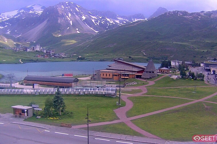 Superb panoramic webcam view over the expansive Tignes ski area and Espace Killy. The camera is situated at the Hotel Le Refuge, in the centre of Tignes Le Lac.