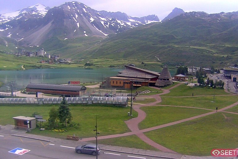 Superb panoramic webcam view over the expansive Tignes ski area and Espace Killy. The camera is situated at the Hotel Le Refuge, in the centre of Tignes Le Lac.
