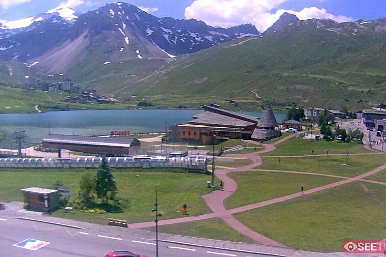 Superb panoramic webcam view over the expansive Tignes ski area and Espace Killy. The camera is situated at the Hotel Le Refuge, in the centre of Tignes Le Lac.