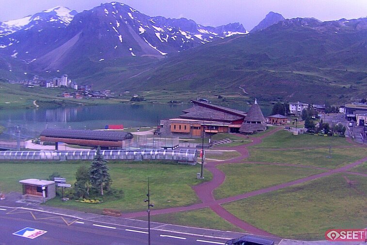 Superb panoramic webcam view over the expansive Tignes ski area and Espace Killy. The camera is situated at the Hotel Le Refuge, in the centre of Tignes Le Lac.