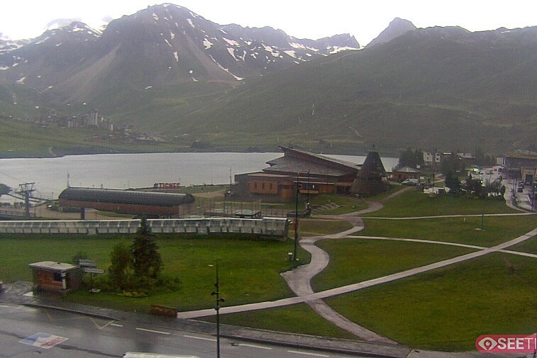 Superb panoramic webcam view over the expansive Tignes ski area and Espace Killy. The camera is situated at the Hotel Le Refuge, in the centre of Tignes Le Lac.