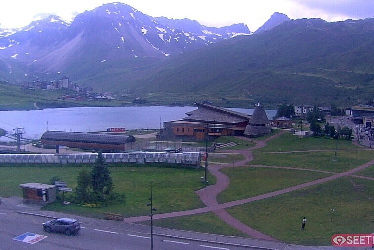 Superb panoramic webcam view over the expansive Tignes ski area and Espace Killy. The camera is situated at the Hotel Le Refuge, in the centre of Tignes Le Lac.