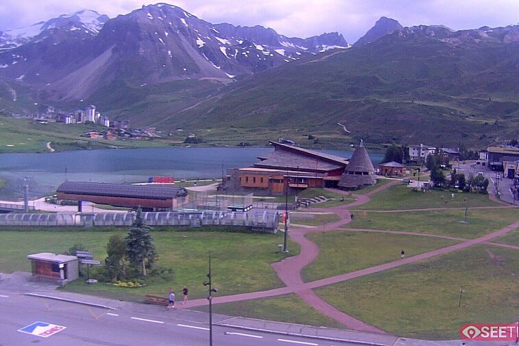 Superb panoramic webcam view over the expansive Tignes ski area and Espace Killy. The camera is situated at the Hotel Le Refuge, in the centre of Tignes Le Lac.