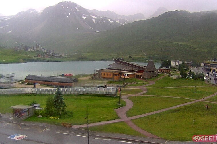 Superb panoramic webcam view over the expansive Tignes ski area and Espace Killy. The camera is situated at the Hotel Le Refuge, in the centre of Tignes Le Lac.