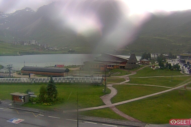 Superb panoramic webcam view over the expansive Tignes ski area and Espace Killy. The camera is situated at the Hotel Le Refuge, in the centre of Tignes Le Lac.